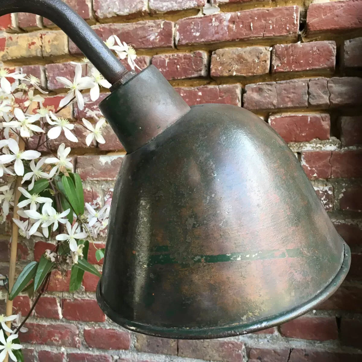 Illustration numéro 2 du produit Lampe industrielle - R.G Levallois