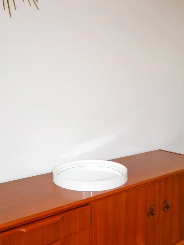 Illustration numéro 2 du produit Miroir casquette en plexi blanc Made in France Modèle déposé, Design, 1970