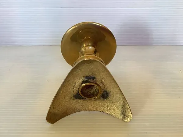 Illustration numéro 2 du produit Bougeoir tripode en laiton