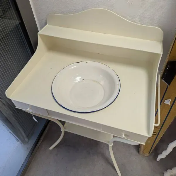 Illustration numéro 2 du produit Ancienne table de toilette