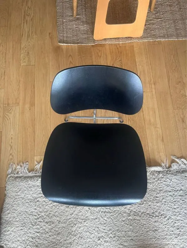Illustration numéro 2 du produit Fauteuil LCM Eames en frêne noir