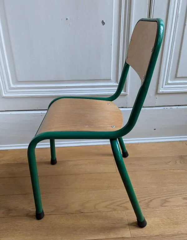 Illustration numéro 2 du produit Chaise d'écolier verte vintage