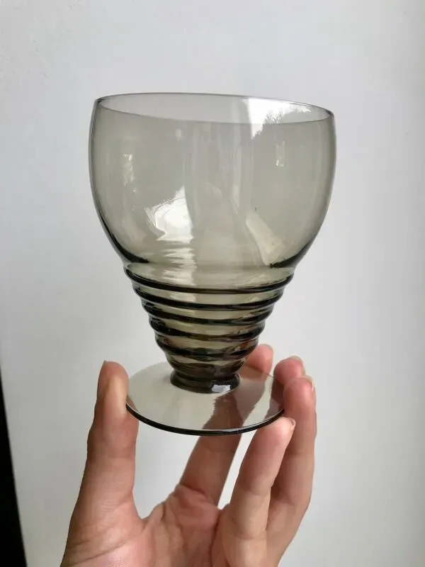 Illustration numéro 2 du produit 7 verres à vin art déco en verre fumé années 30-40