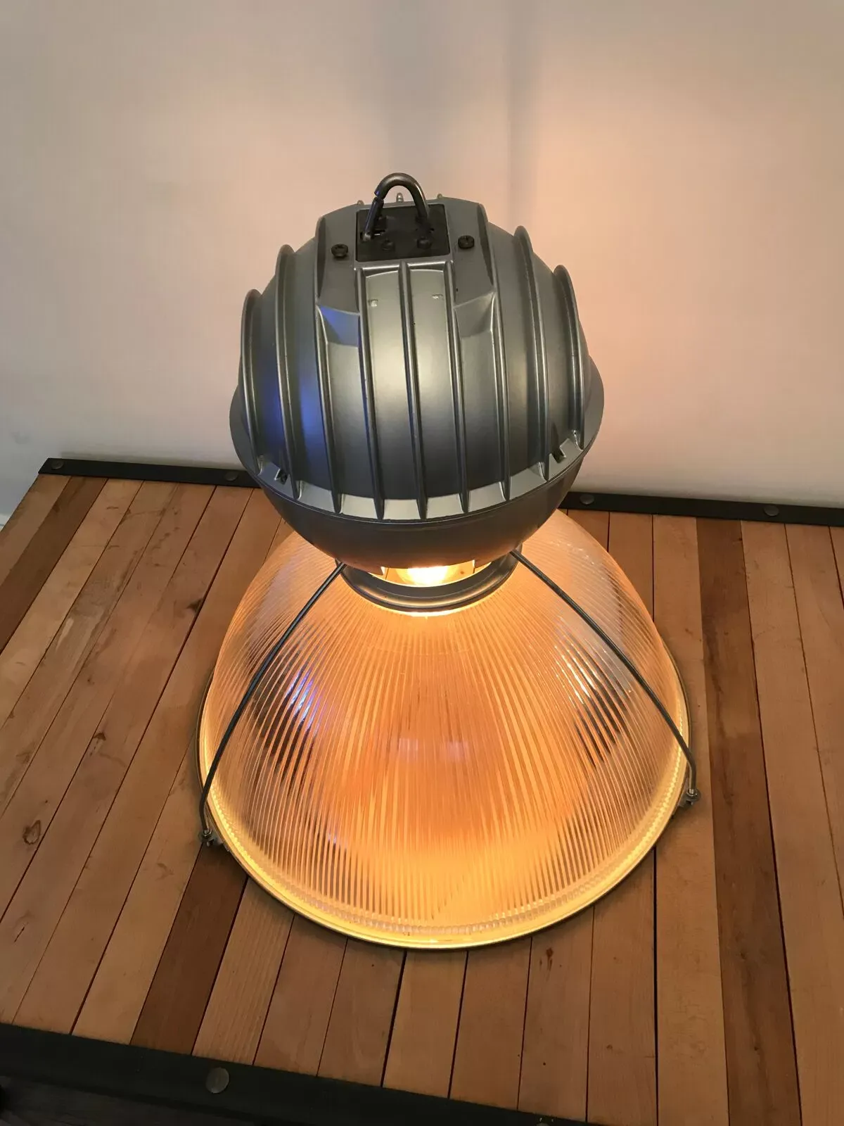 Illustration numéro 2 du produit Lampe suspension holophane verre prismatique grise