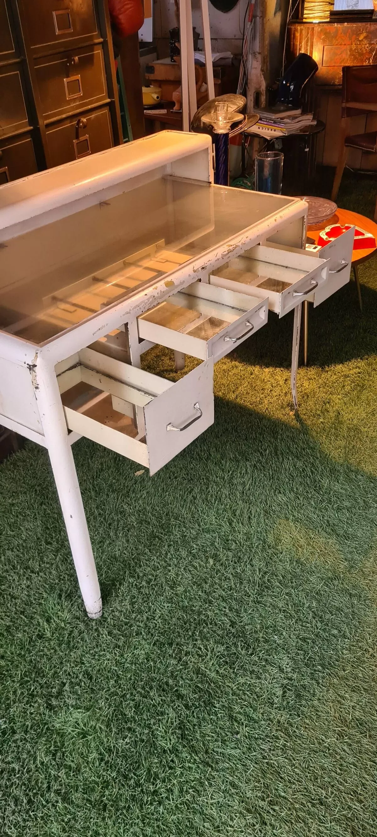 Illustration numéro 2 du produit Bureau de dentiste des années 1930