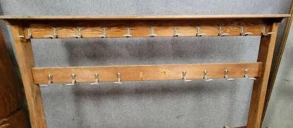 Illustration numéro 2 du produit Porte manteaux d'ecole époque Art Déco vers 1940