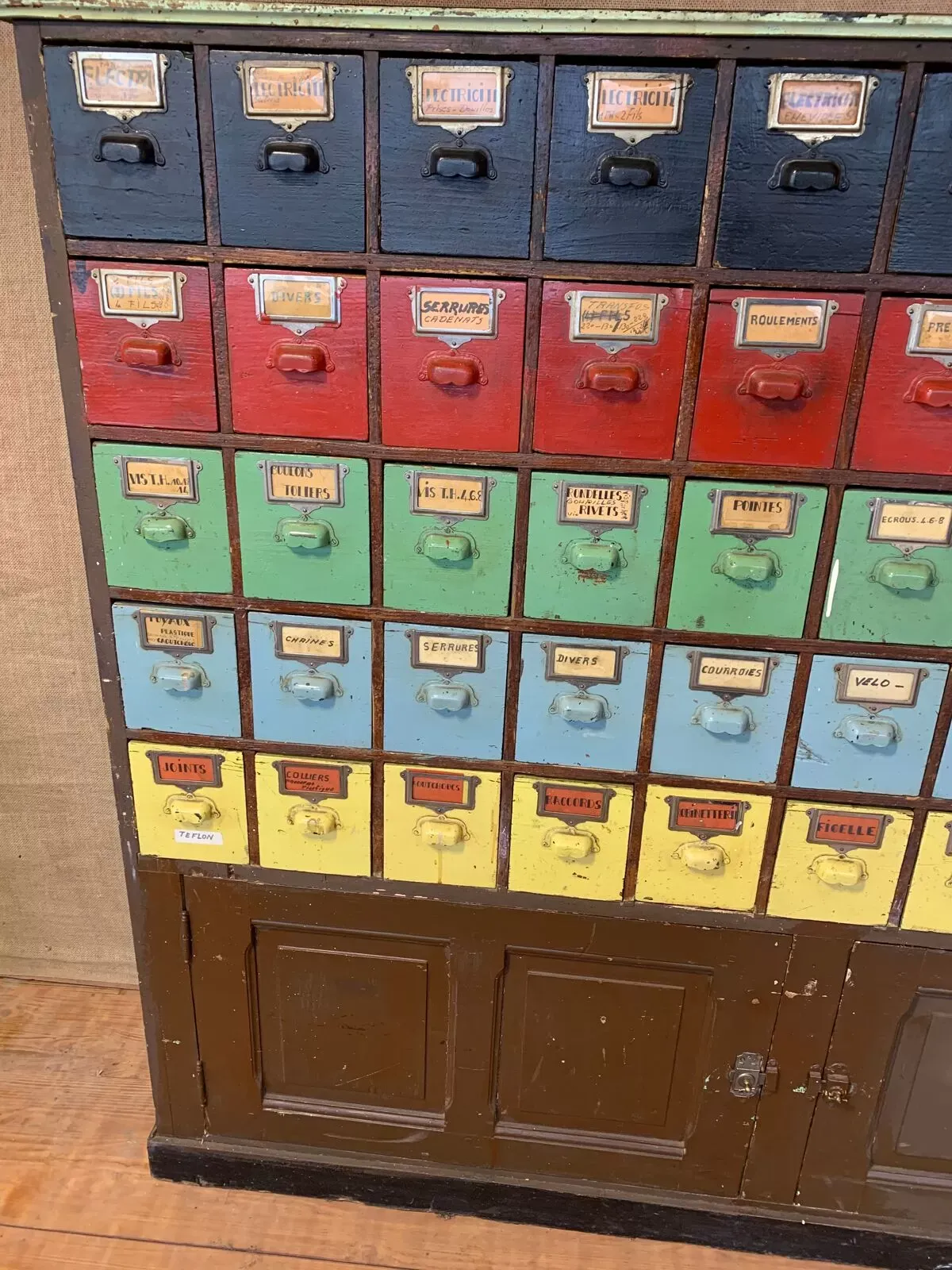 Illustration numéro 2 du produit Meuble de métier