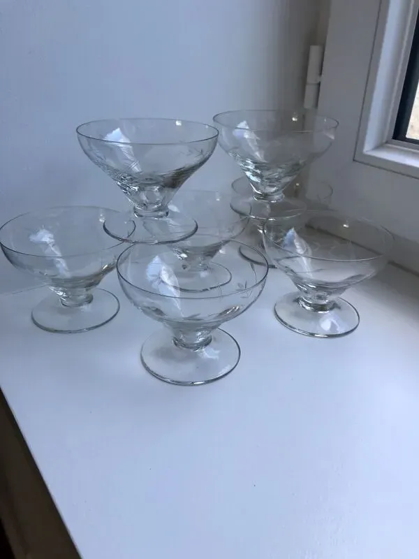 Illustration numéro 2 du produit Lot de 7 coupes à champagne en cristal gravé, années 50-60