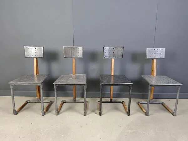 Illustration numéro 2 du produit Chaises industrielles vintage, années 1970 - lot de 4