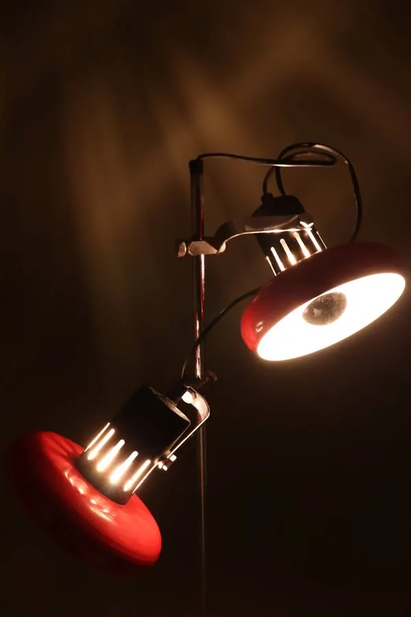 Illustration numéro 2 du produit Lampadaire Aluminor rouge noir deux feux années 60