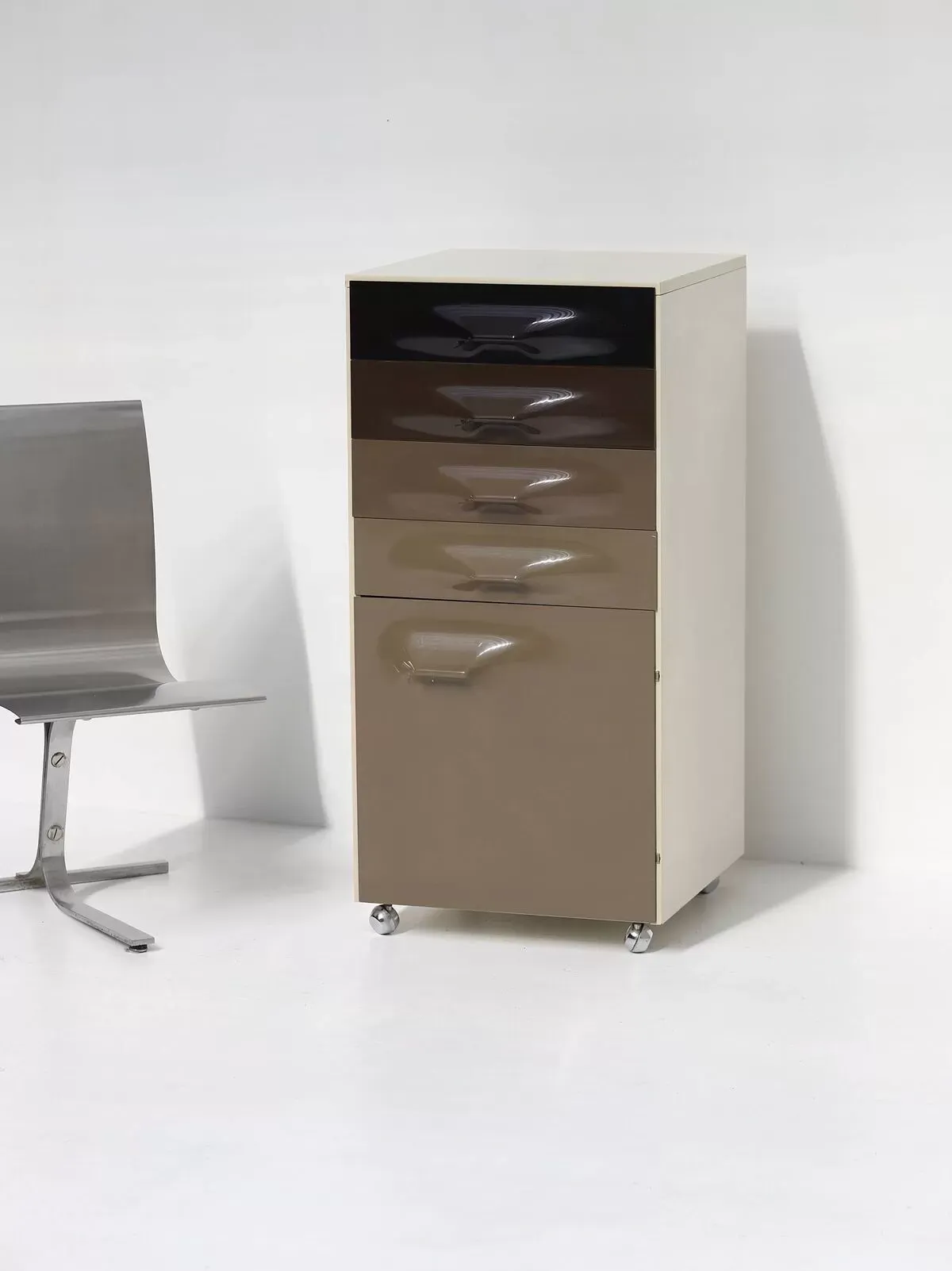 Illustration numéro 2 du produit DF2000 trolley bar cabinet by Raymond Loewy for the Doubinsky Frères 1968