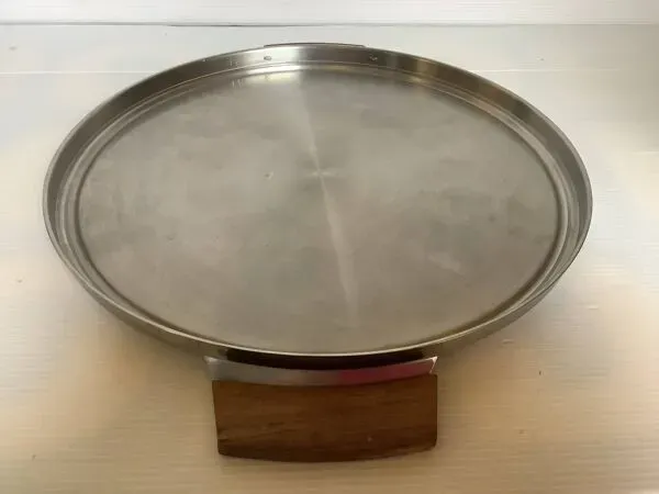 Illustration numéro 2 du produit Plateau plat grand en métal et bois style scandinave