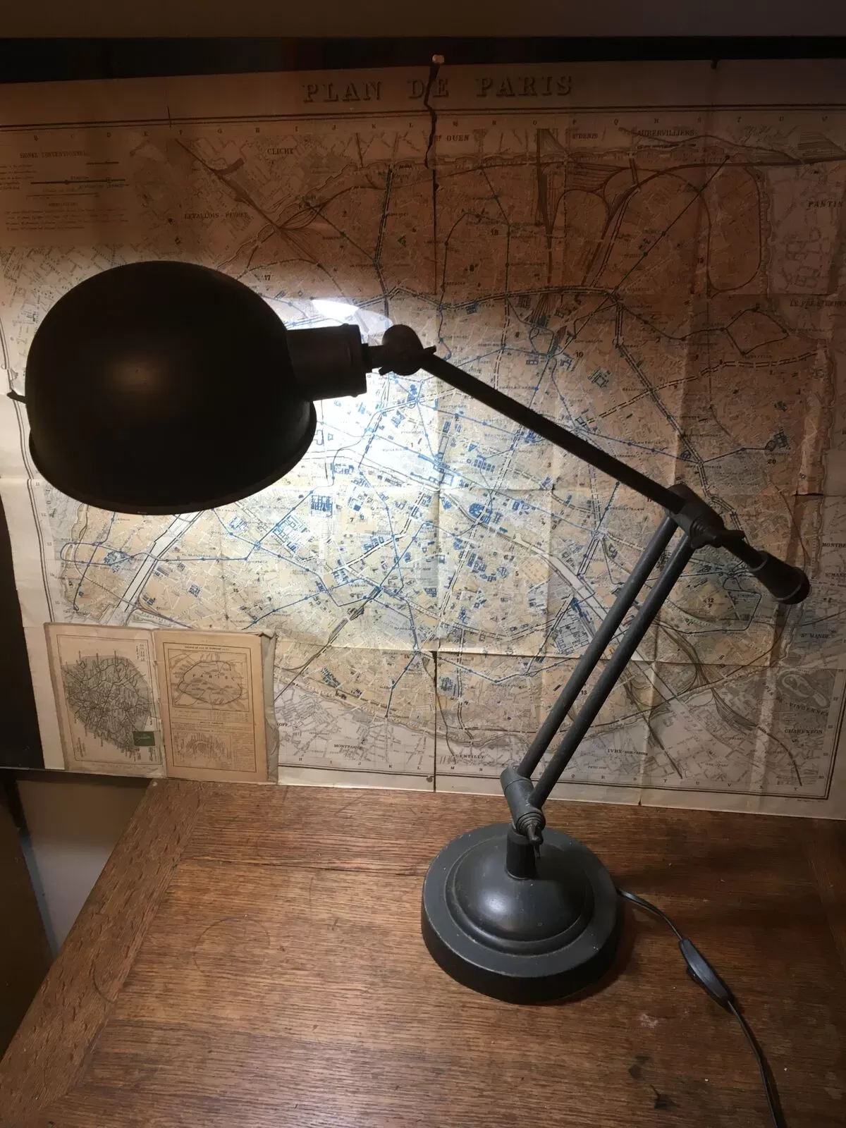 Illustration numéro 2 du produit Lampe de bureau articulée en métal de style industriel