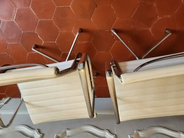 Illustration numéro 2 du produit Fauteuil EA 108 Eames édité par Vitra