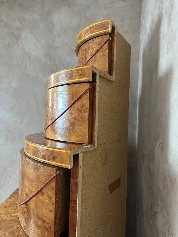 Illustration numéro 2 du produit Meuble de chapelier