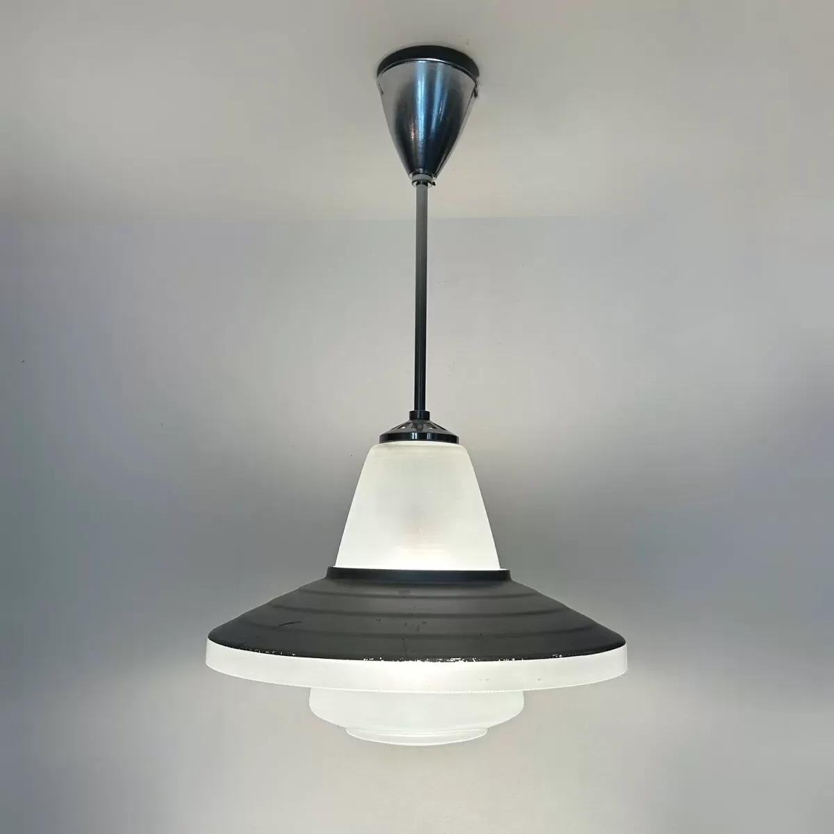 Illustration numéro 2 du produit Lustre design Bauhaus Adolph Meyer années 40