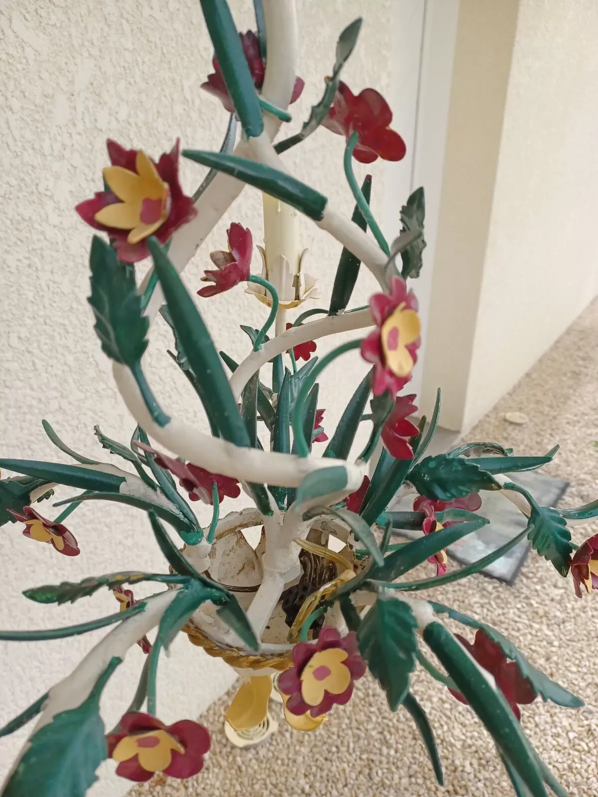 Illustration numéro 2 du produit Lustre floral vintage en tôle peinte