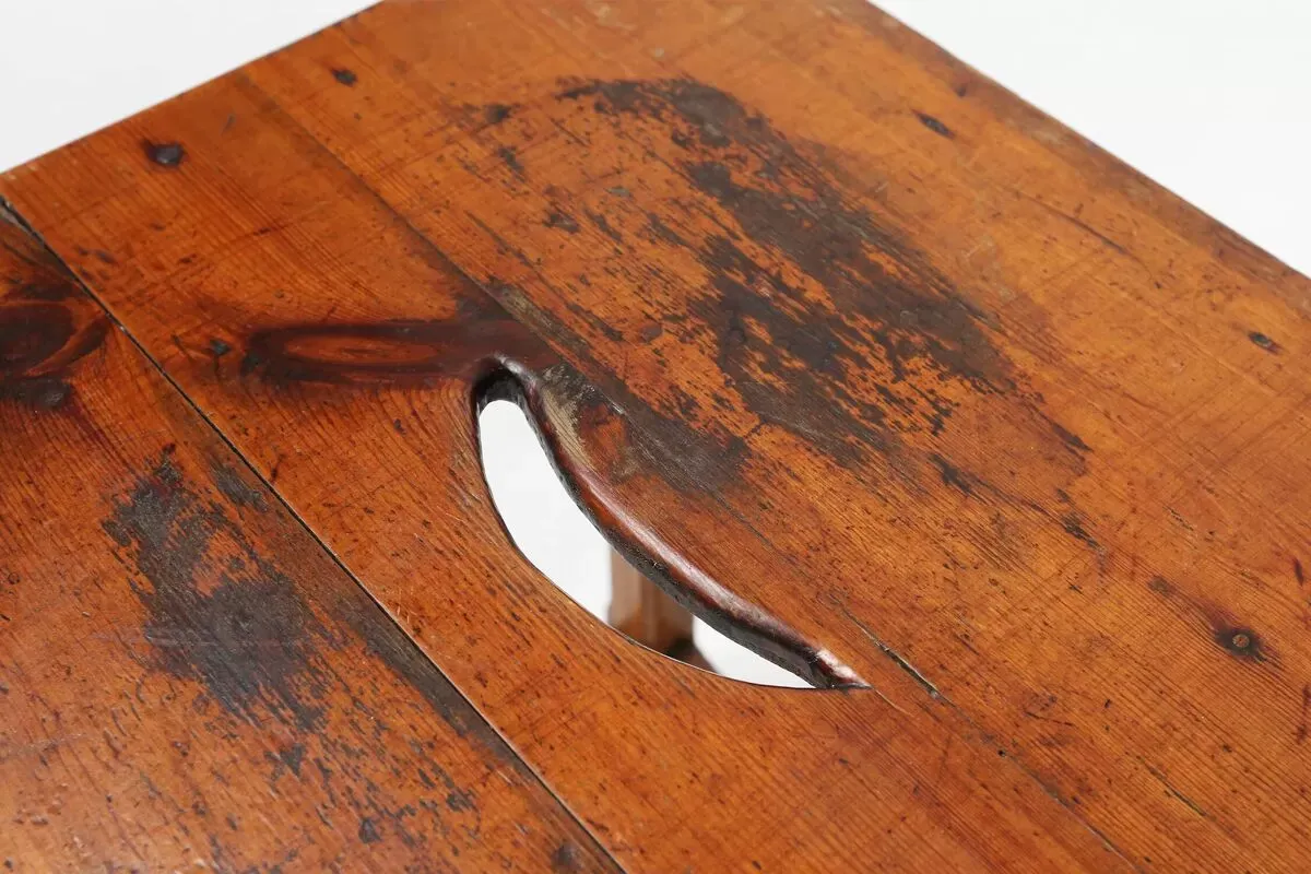 Illustration numéro 2 du produit Tabouret carré vintage en bois avec poignée, Belgique ca. 1920