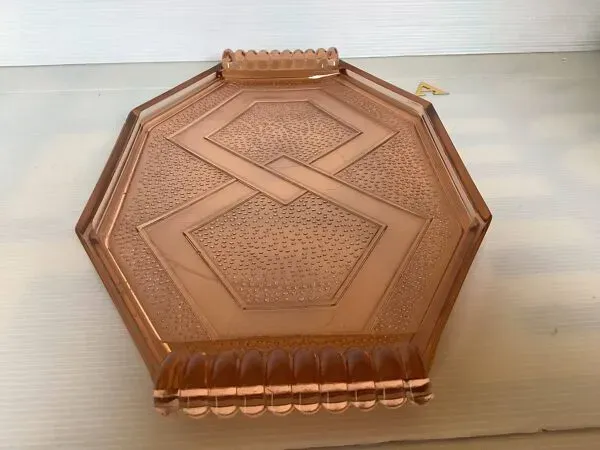 Illustration numéro 2 du produit Ancien plat plateau en verre rose style Rosaline A