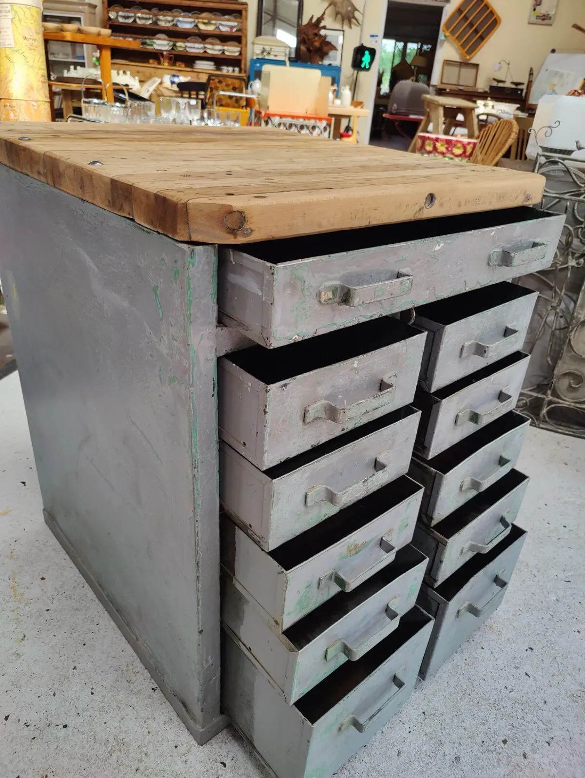 Illustration numéro 2 du produit Meuble à tiroirs ancien plein de charme