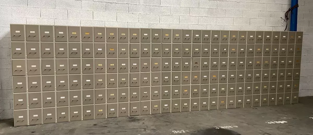 Illustration numéro 2 du produit Meuble de métier meuble d'archivage 168 tiroirs métal classeur industriel de val rex 1960s 64