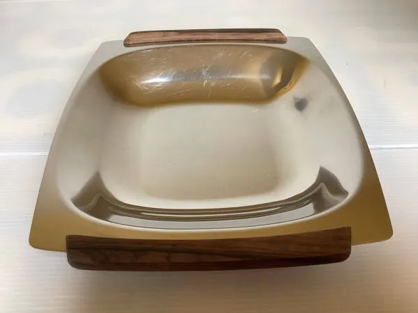 Illustration numéro 2 du produit Plat carré métal et bois style scandinave