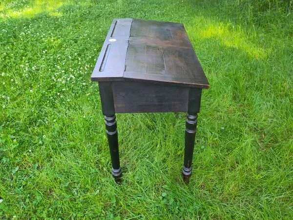 Illustration numéro 2 du produit Ancien pupitre d'écolier