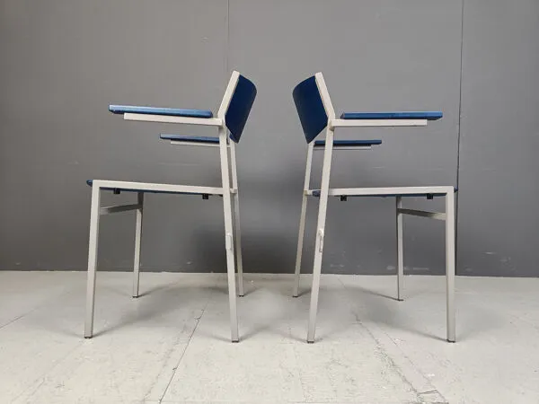 Illustration numéro 2 du produit Chaises empilables minimalistes en métal et contreplaqué par Gijs Van Der Sluis