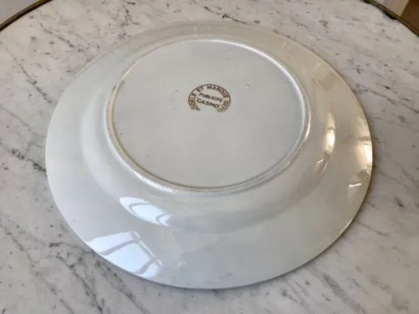 Illustration numéro 2 du produit Plat rond alphabet Digoin Sarreguemines modèle déposé ''Casino'' années 50