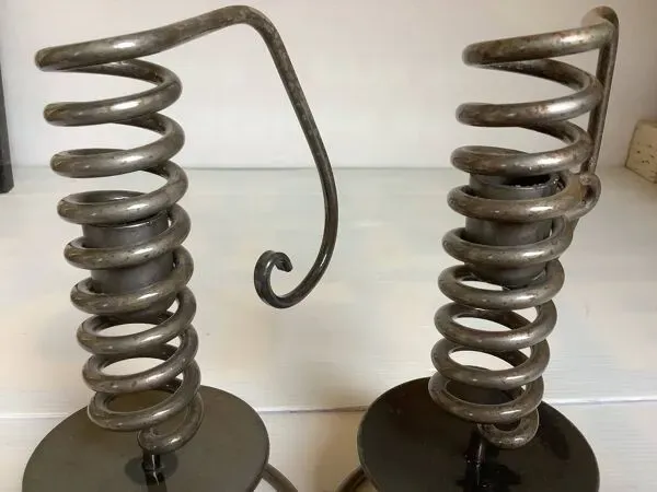 Illustration numéro 2 du produit Paire de bougeoirs ressort spirale style Bouillot