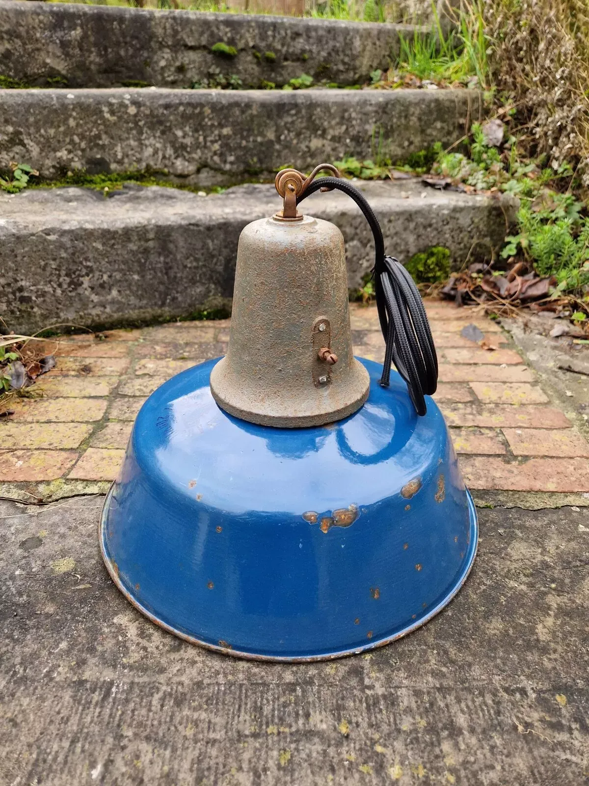 Illustration numéro 2 du produit Suspension industrielle en tôle émaillée bleue et fonte, Pologne, années 1950-60