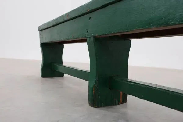 Illustration numéro 2 du produit Banc de ferme rustique et primitif en chêne massif, France vers 1900