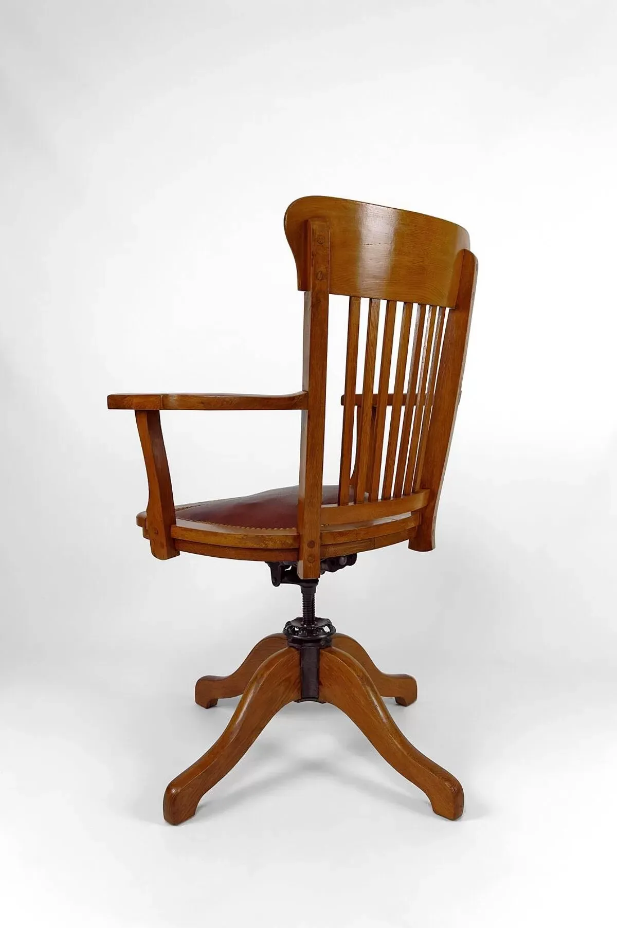 Illustration numéro 2 du produit Fauteuil de bureau américain pivotant en chêne, avec assise en cuir, USA, Circa 1900