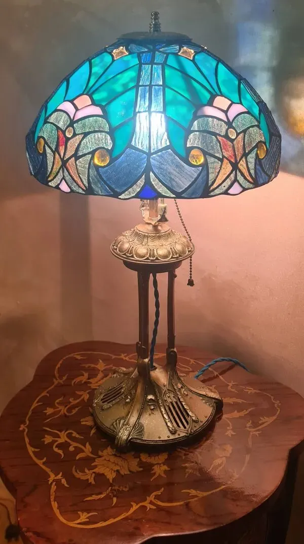 Illustration numéro 2 du produit Lampe ancienne regule patiné bronze art nouveau  abat jour verre vitrail