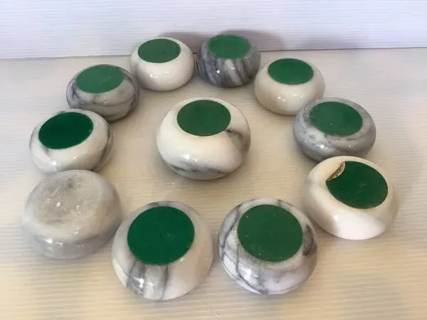 Illustration numéro 2 du produit Onze bougeoirs en marbre