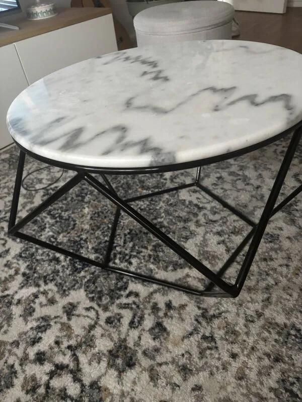 Illustration numéro 2 du produit Table basse ronde en marbre et métal - Tikamoon