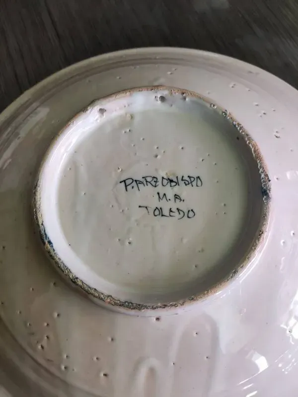 Illustration numéro 2 du produit Plat en céramique espagnol signé