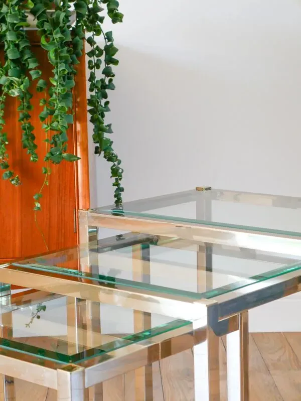 Illustration numéro 2 du produit 3 tables basses gigognes en laiton doré et plateaux en verre biseauté, 1980