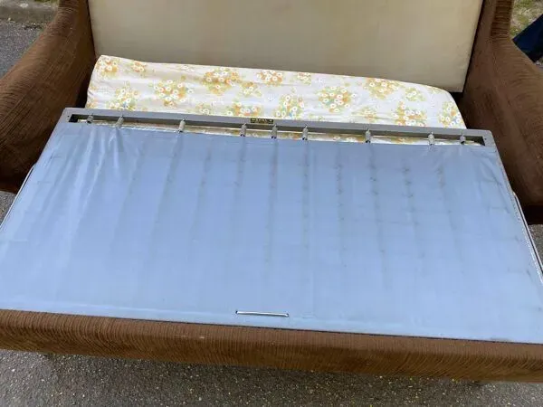 Illustration numéro 2 du produit Canapé convertible lit chauffeuse en velours marron Meral France