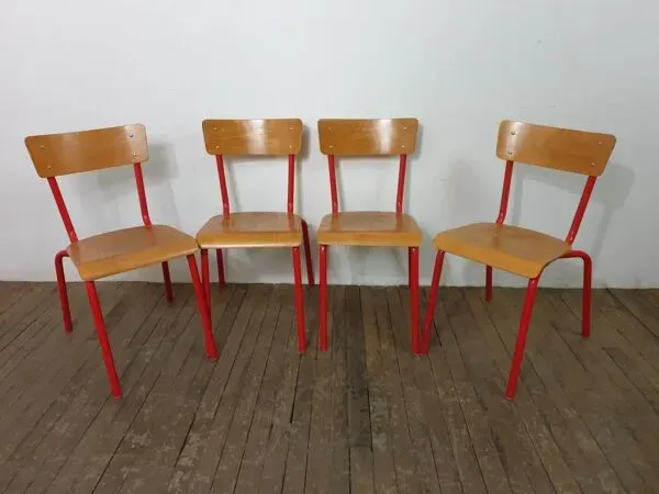 Illustration numéro 2 du produit Chaises d'école