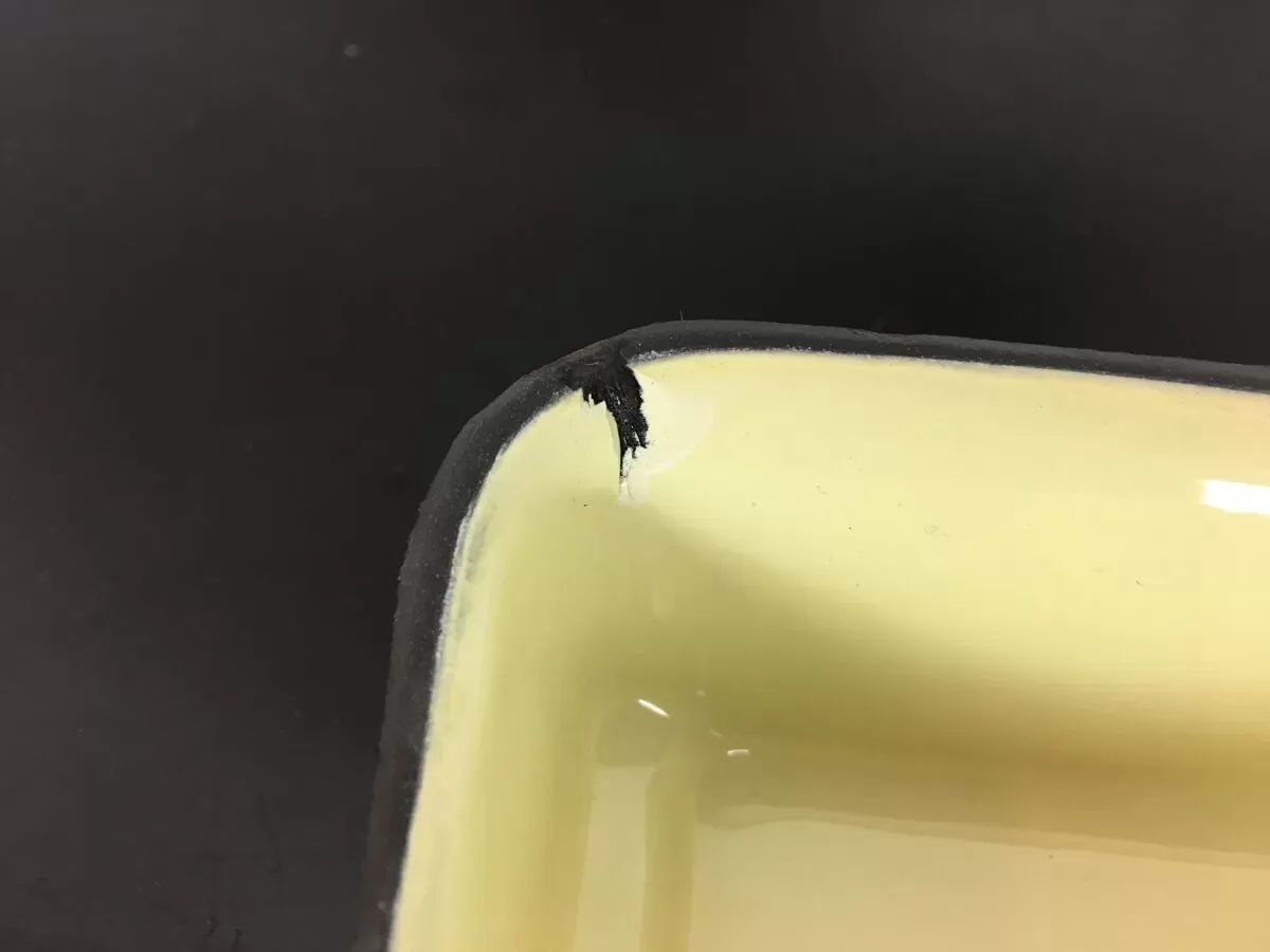 Illustration numéro 2 du produit Service à apéritif en tôle émaillée colorée, coupelles, ramequins