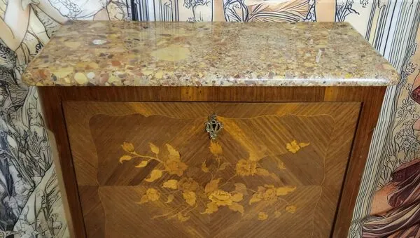 Illustration numéro 2 du produit Secrétaire à abattant galbé en marqueterie florale, époque milieu du XIXe