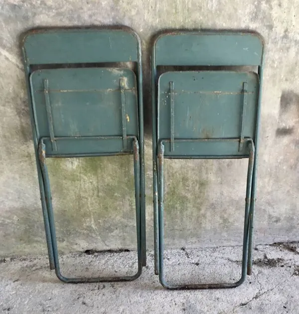 Illustration numéro 2 du produit Paire de chaises pliantes en métal militaires ou industrielles mi XXe