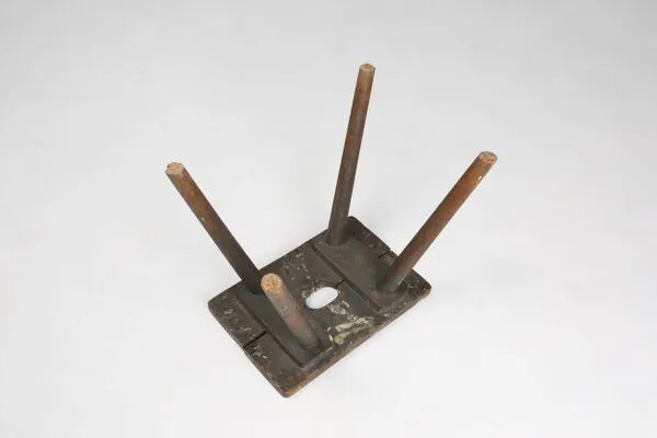 Illustration numéro 2 du produit Tabouret de peintre en bois français industriel, années 1930