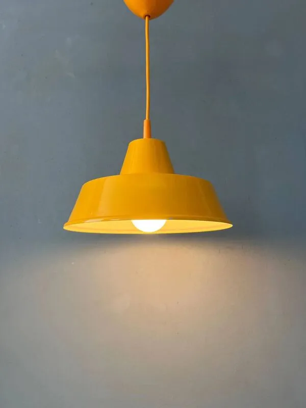Illustration numéro 2 du produit Petite lampe à suspension industrielle vintage jaune