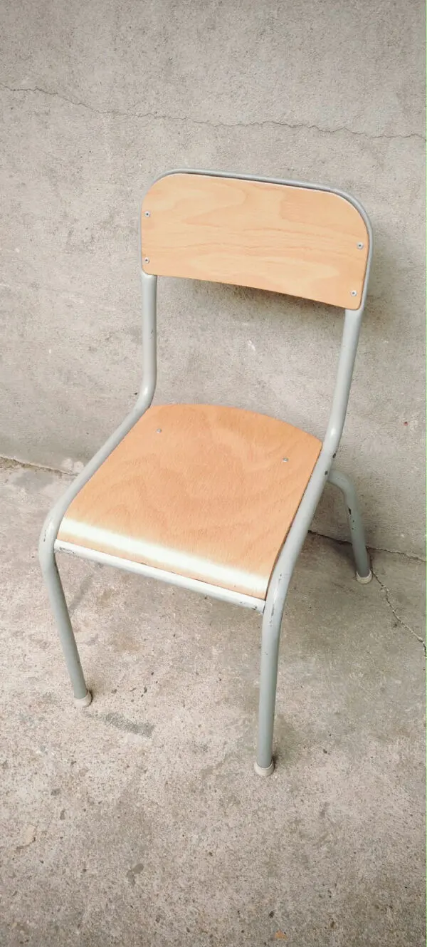 Illustration numéro 2 du produit Chaise d’école