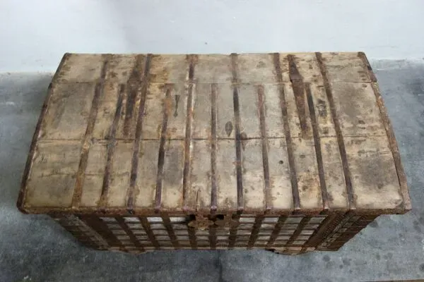 Illustration numéro 2 du produit Antique coffre de mariage bois et fer, Inde, XIXème