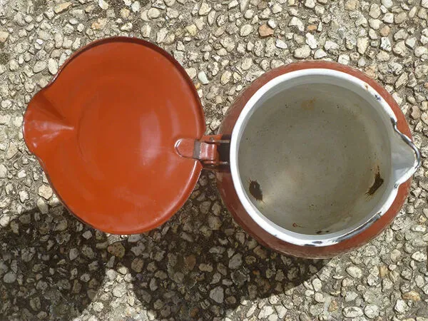 Illustration numéro 2 du produit Pichet en tole émaillée