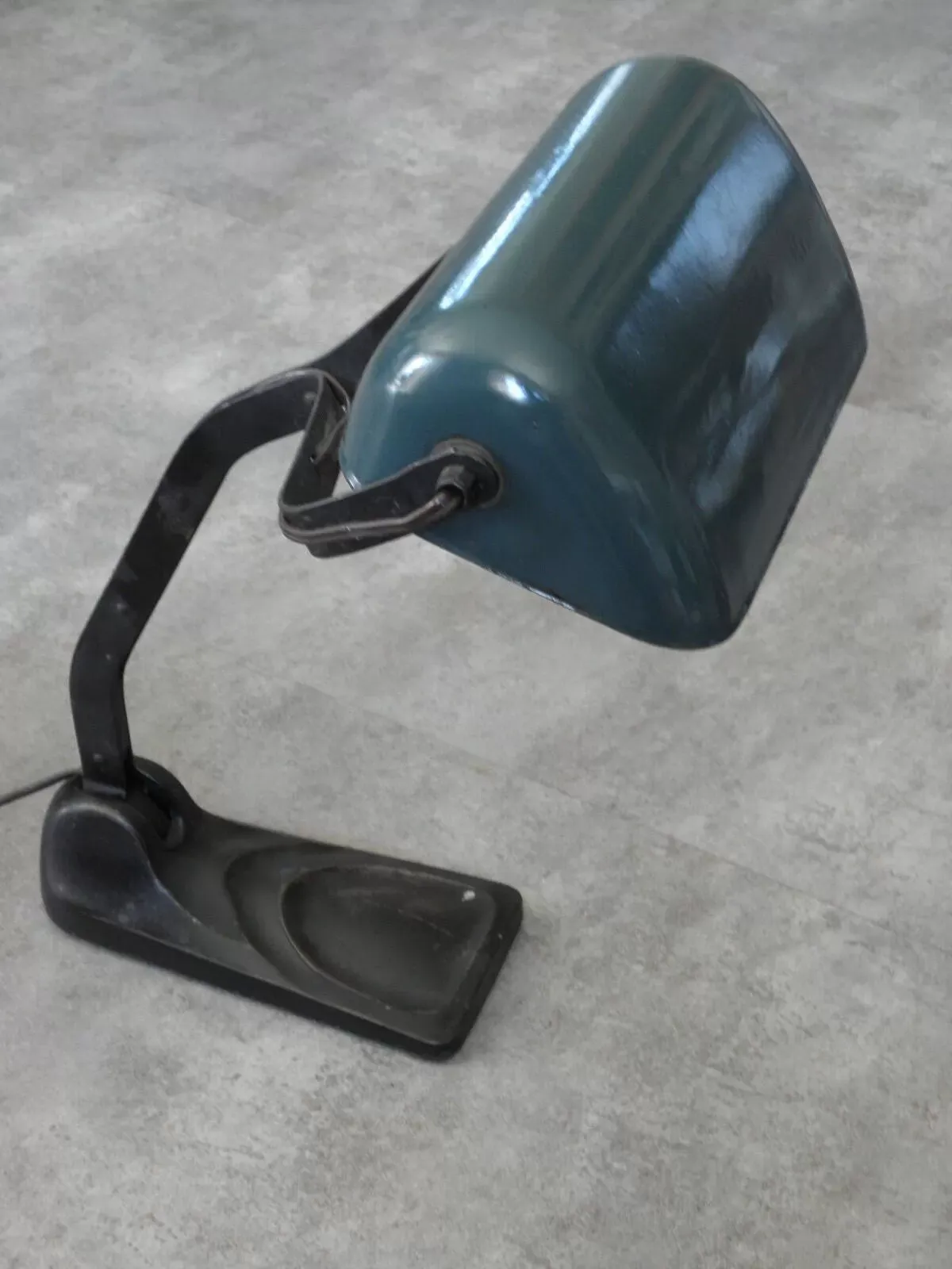 Illustration numéro 2 du produit Lampe de bureau avec vert émail abat-jour Switche