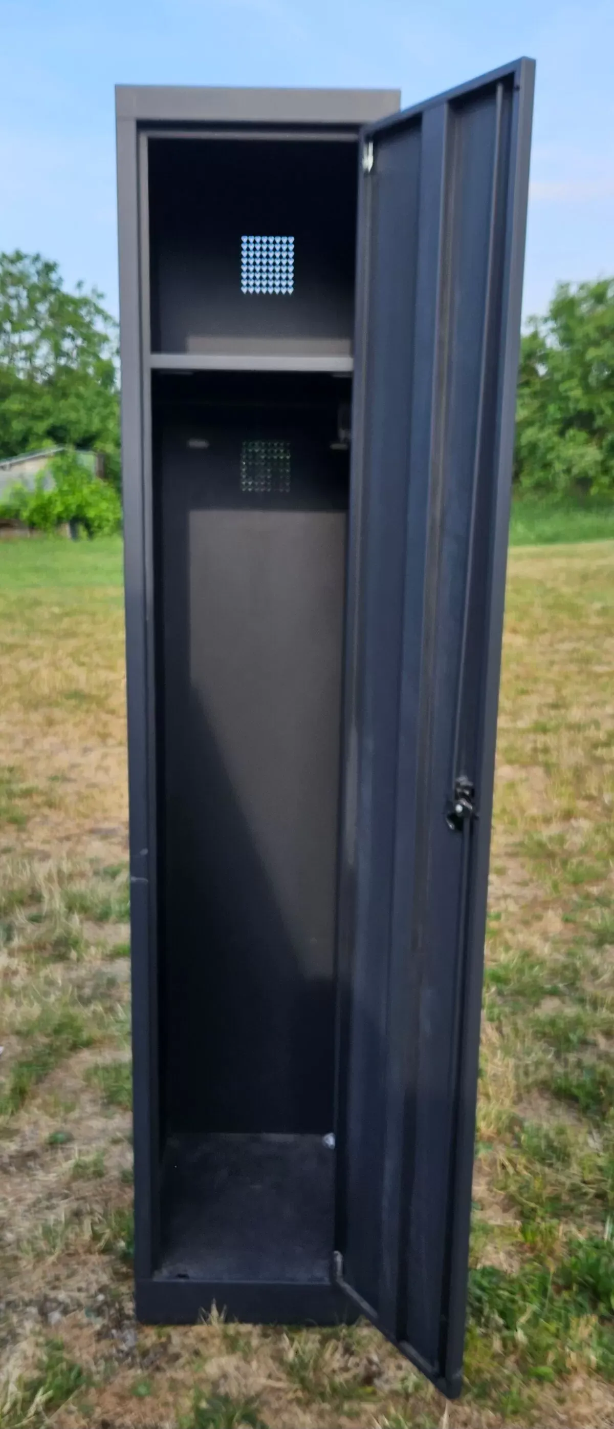 Illustration numéro 2 du produit Armoire vestiaire industrielle fer bleu marine